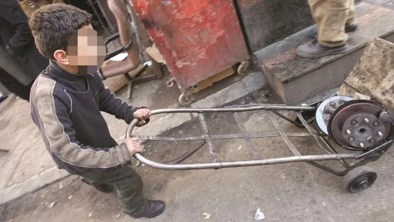 العمل  أصحاب مهن يهربون أطفالا عاملين عند وصول مفتشي الوزارة