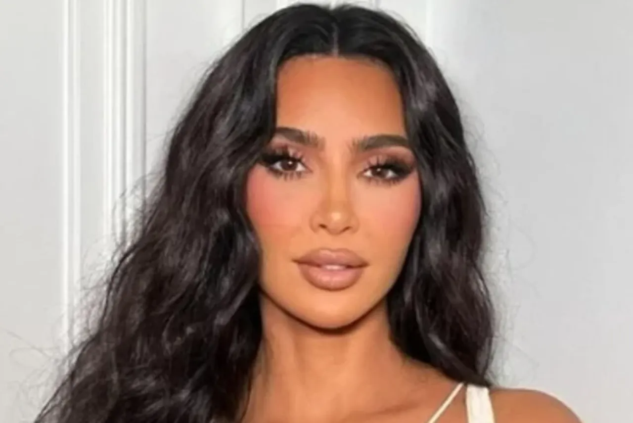 الواجبات المدرسية بلا فائدة كيم كارداشيان تثير نقاشاً ساخناً حول التعليم