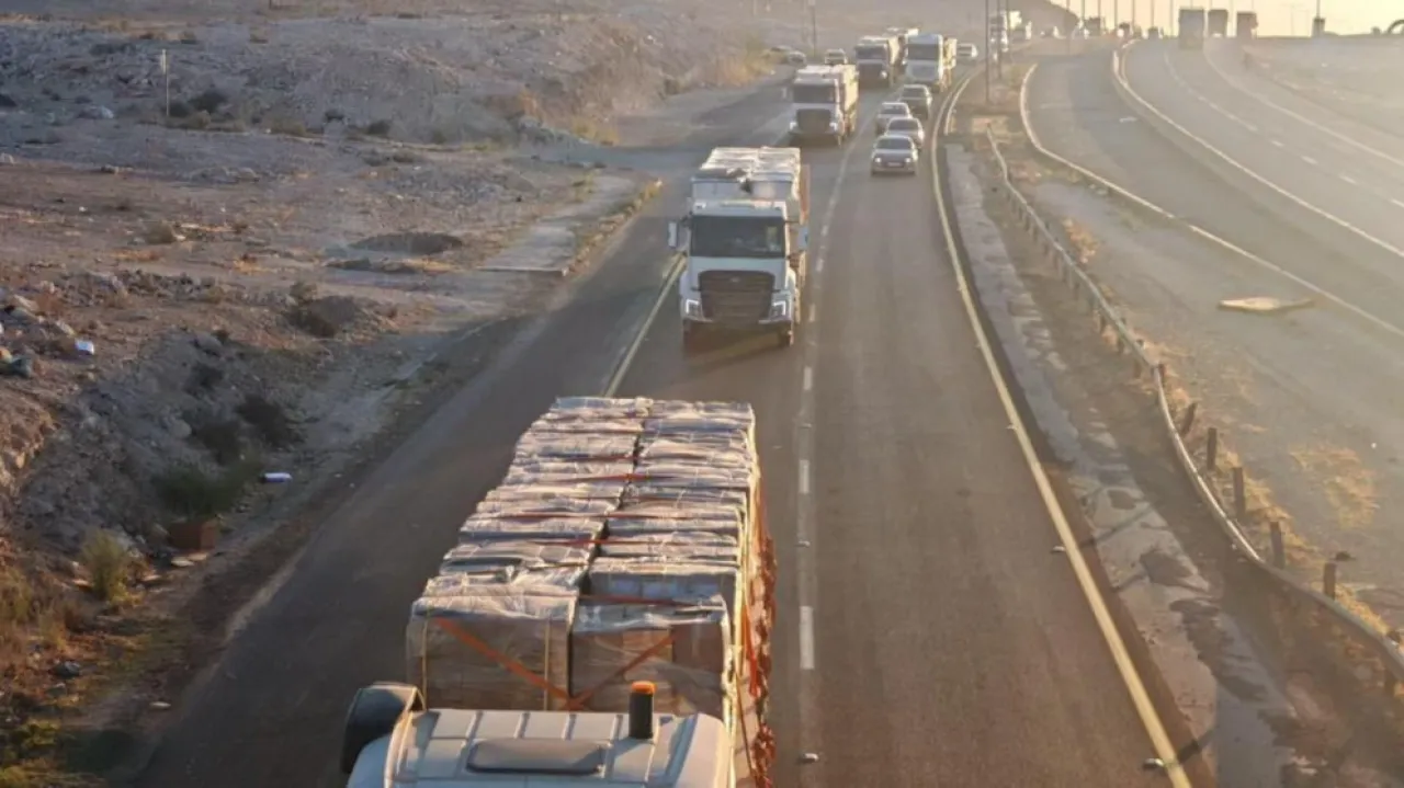 عبور 65 شاحنة مساعدات أردنية إلى غزة خلال أسبوع وسط قيود إسرائيلية