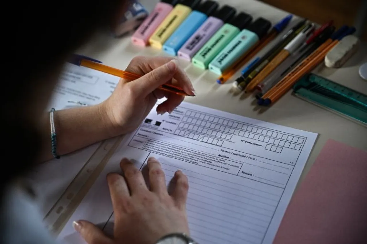 فتاة تنال شهادة البكالوريا الفرنسية في سن التاسعة