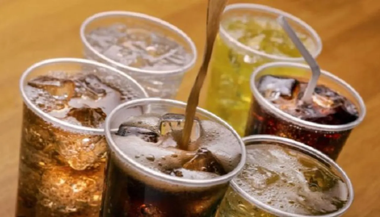 منعش لكنه خطير عنصر شائع في المشروبات الغازية يهدد صحة العقل