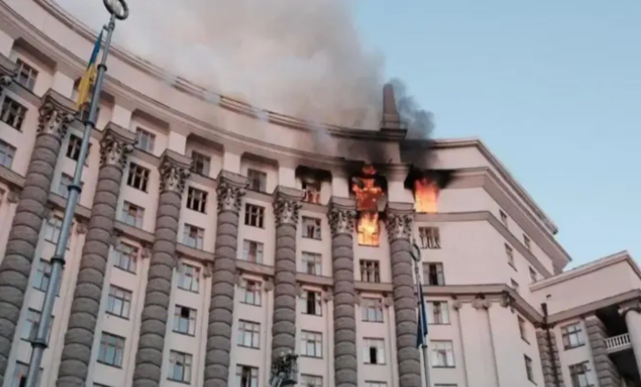 زيلينسكي يدين هجوم روسيا على المبنى الحكومي الرئيسي في كييف