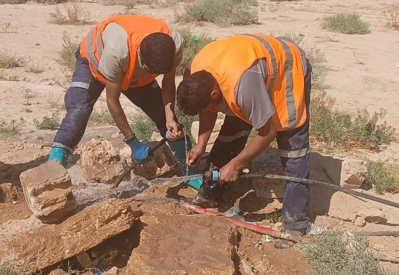 فصل اعتداءات تزود 50 منزلا بالمياه في الزرقاء