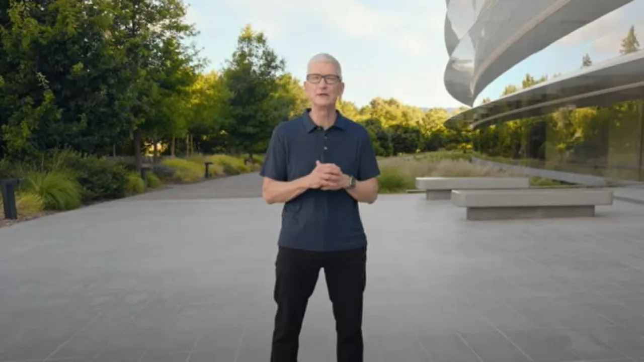 تيم كوك من أمام مقر أبل يؤكد على إطلاق الجيل الجديد من سماعات إيربودز