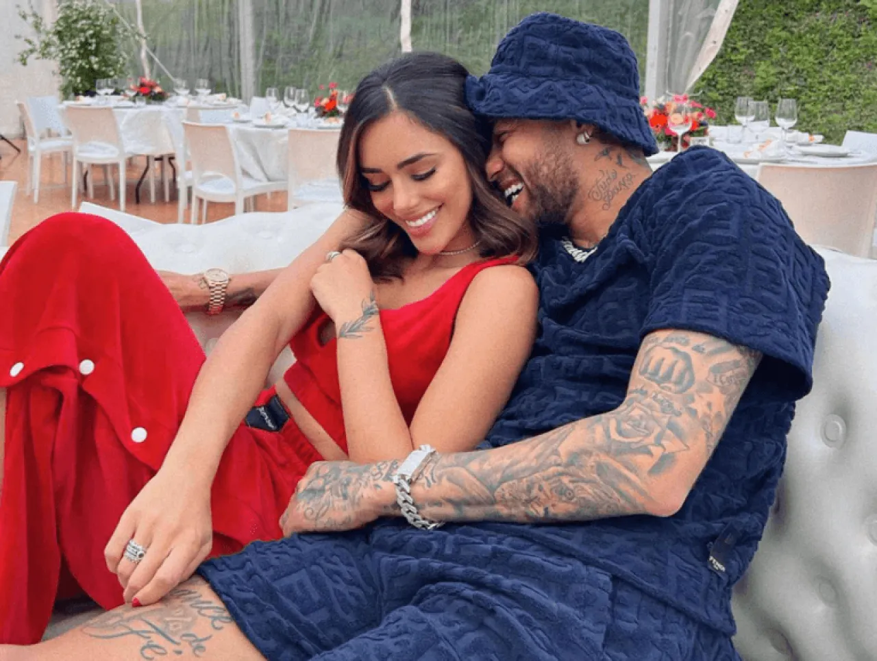 صديقة نيمار تظهر بوجه متورم وتكشف عن إصابة خطيرة