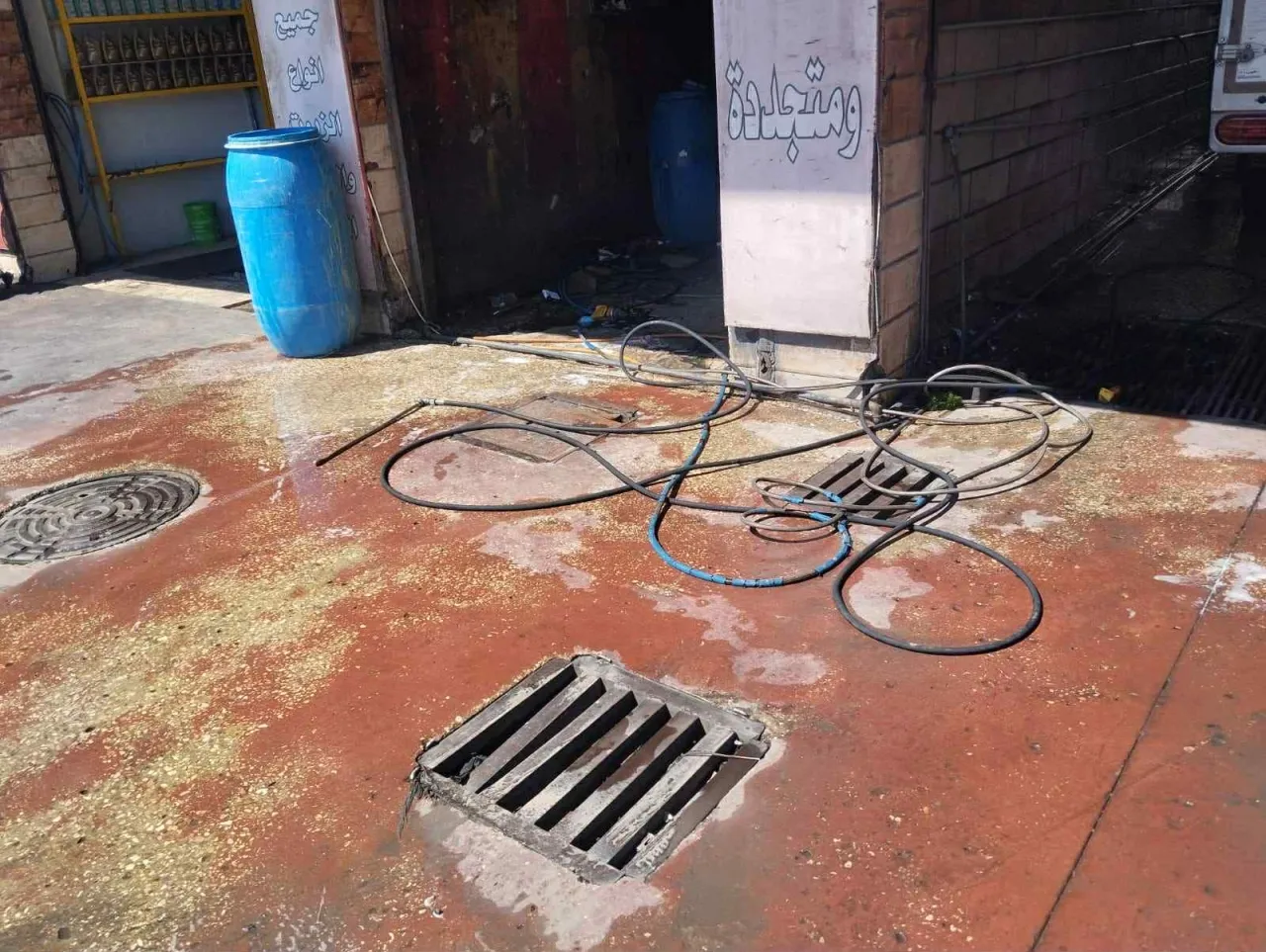 ضبط محطة غسيل سيارات في عين غزال  تعتدي على خط مياه رئيسي بعمان