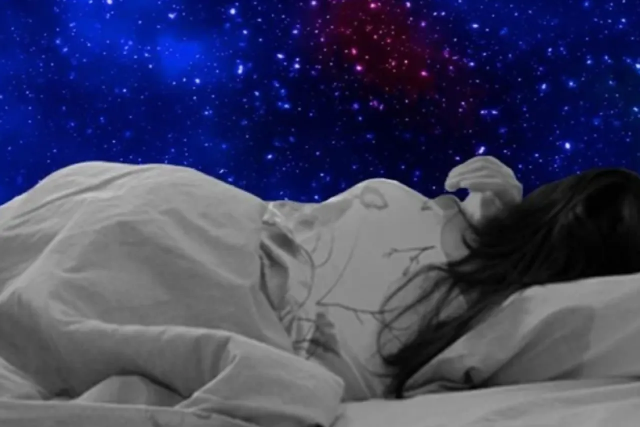 هل تقليل الكافيين قد يمنحك أحلاماً أكثر وضوحاً دراسة تكشف رابطاً مدهشاً