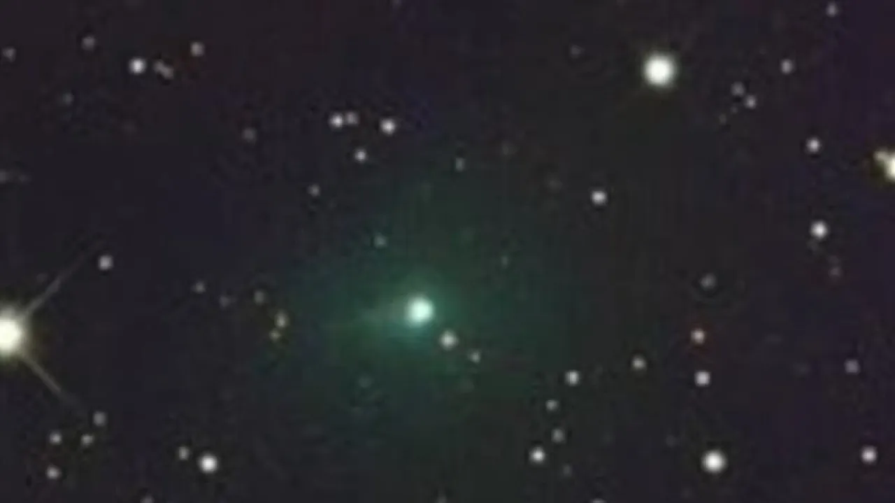 تغير لونه من الأحمر للأخضر مذنب غامض يحير العلماء