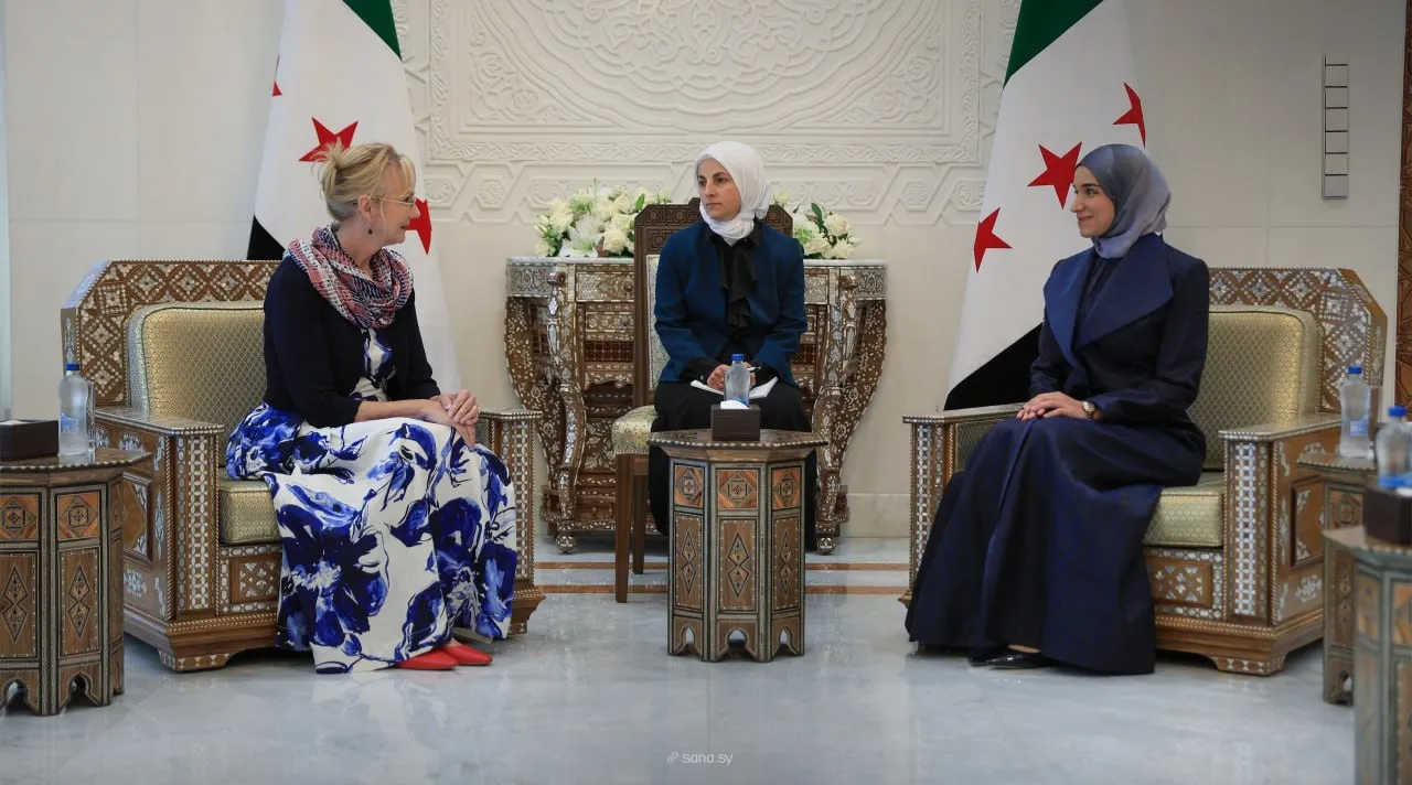عقيلة الشرع تستقبل زوجة قائد القيادة المركزية الأمريكية في دمشق