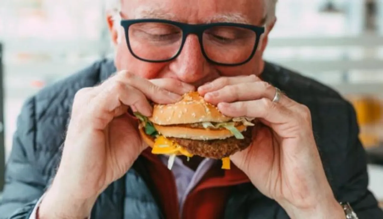 دراسة طويلة المدى اللحوم والمشروبات الغازية تسرّع ظهور الخرف