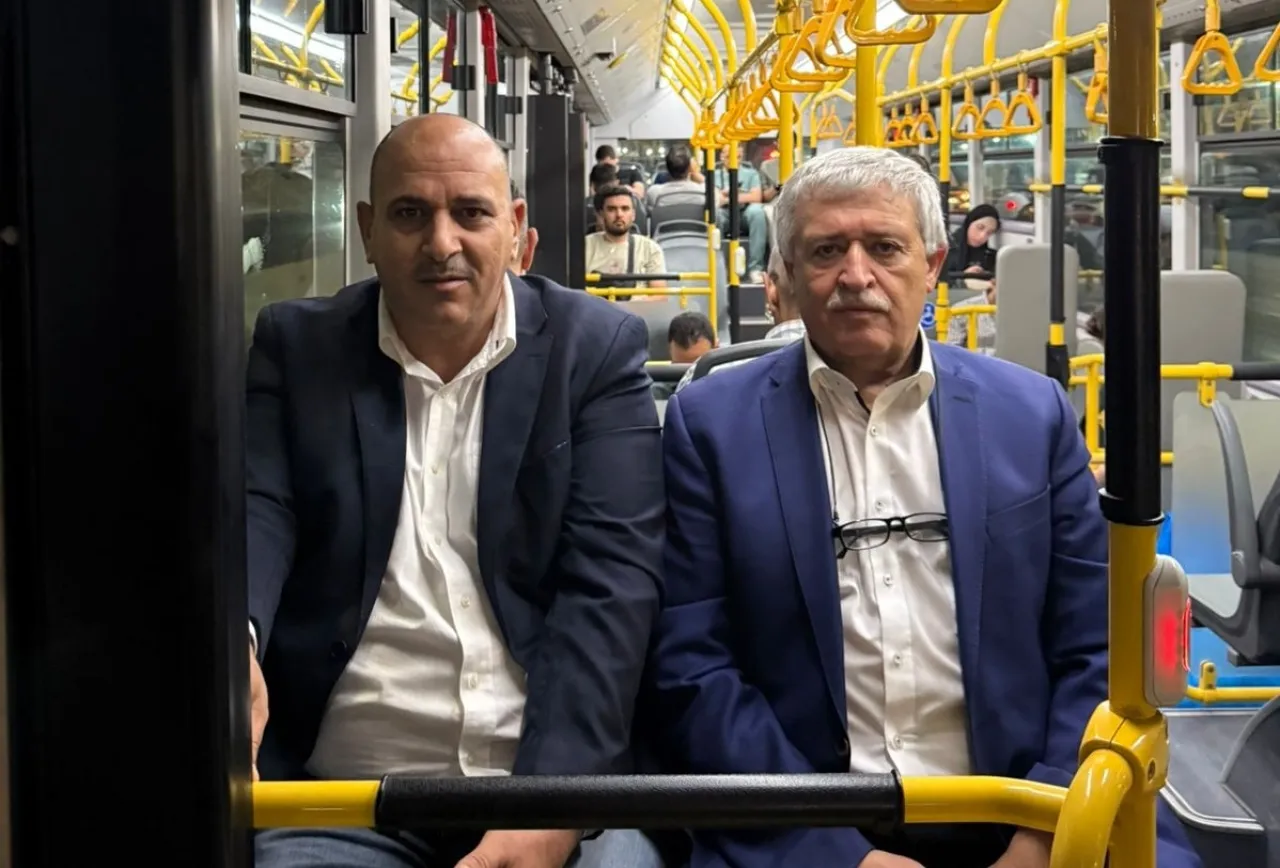 الأردنوزير النقل في الباص السريع  صور