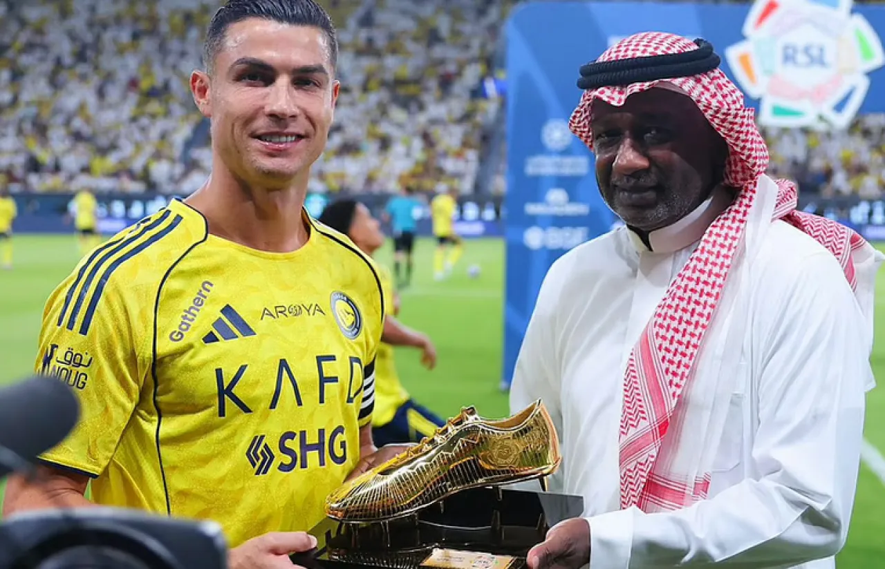 ماجد عبدالله يسلم كريستيانو رونالدو جائزة الحذاء الذهبي