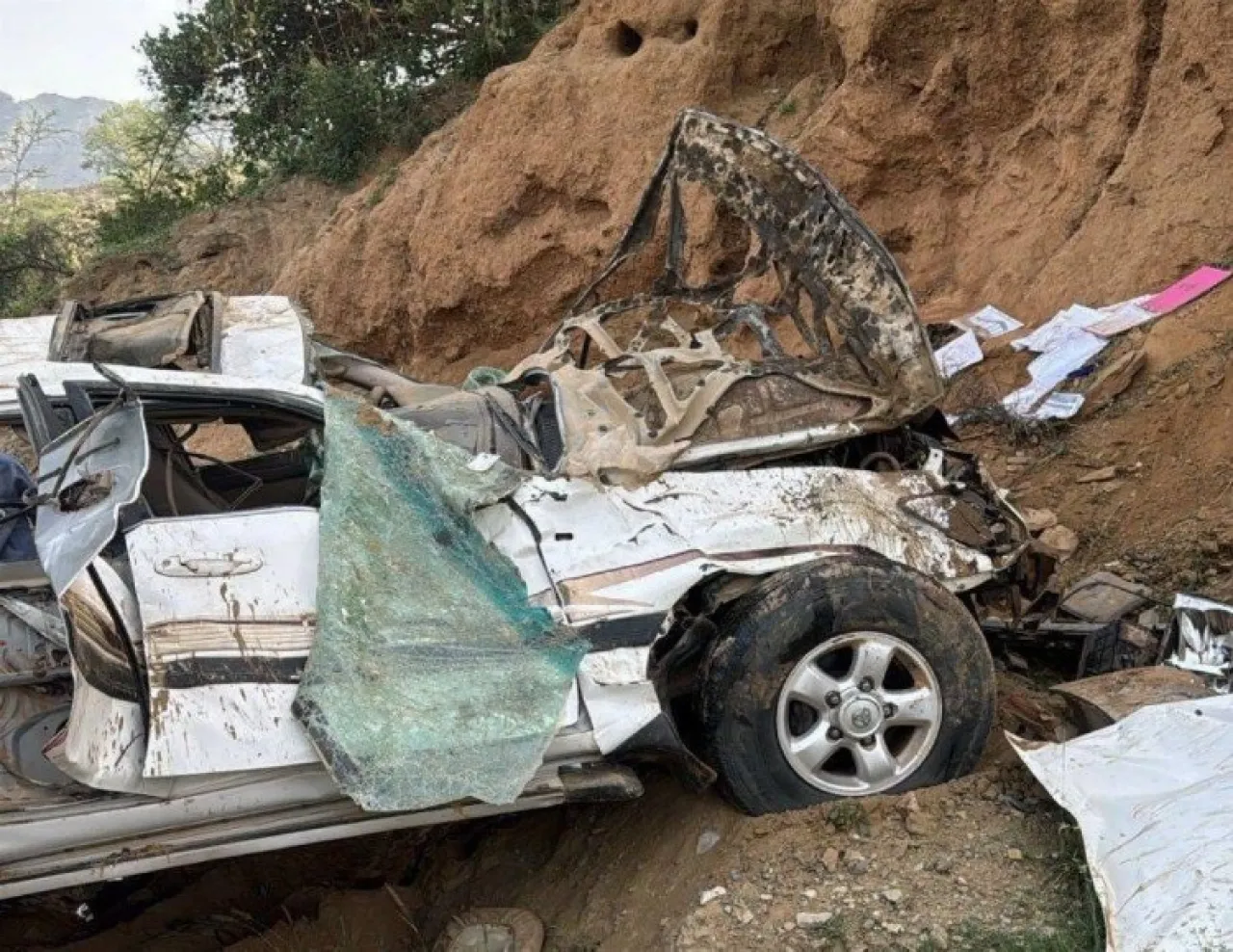 السعودية  وفاة 4 معلمات وسائقهن واصابة اخريات في حادث سير مروع  صور