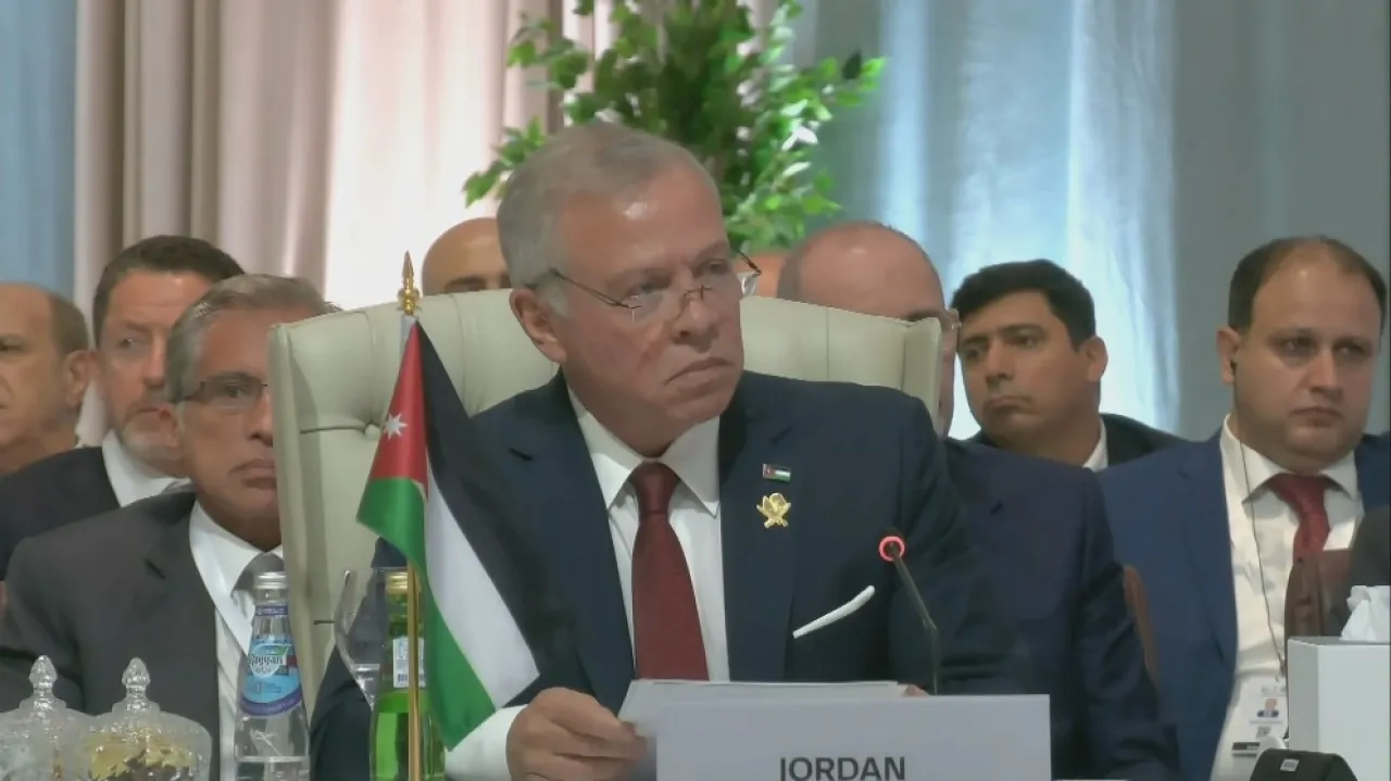 الملك في القمة الطارئة  ردّنا يجب أن يكون واضحاً وحاسماً ورادعاً