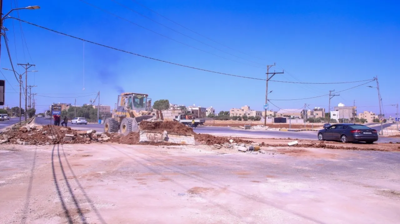 بلدية إربد تزيل ميدان حوارة وتعلن عن إنشاء ميدان جديد في شارع البترا