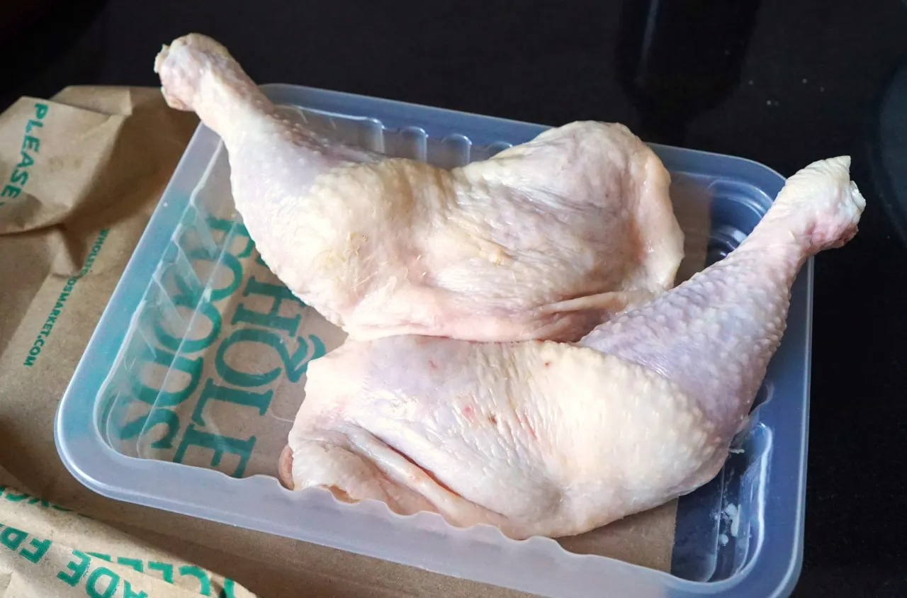 طبيب سعودي جلد الدجاج آمن غذائيًا لكنه غير صحي لهذه الفئة