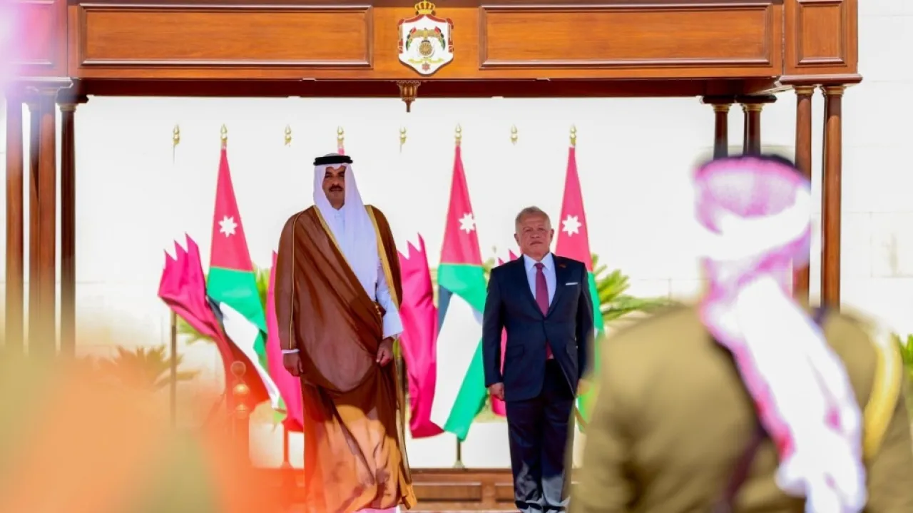 الملك وأمير دولة قطر يعربان عن اعتزازهما بمستوى العلاقات بين البلدين