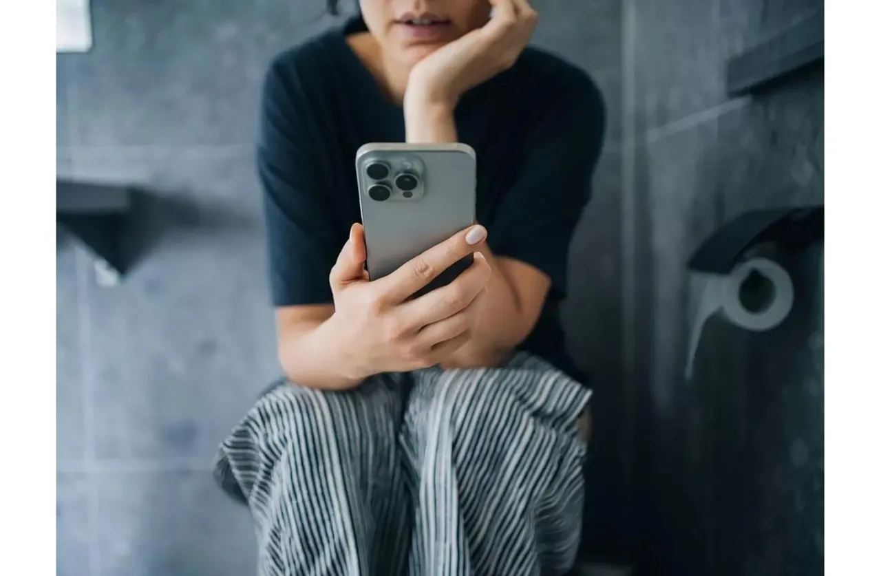 دراسة تحذر من استخدام الهاتف الذكي في المرحاض