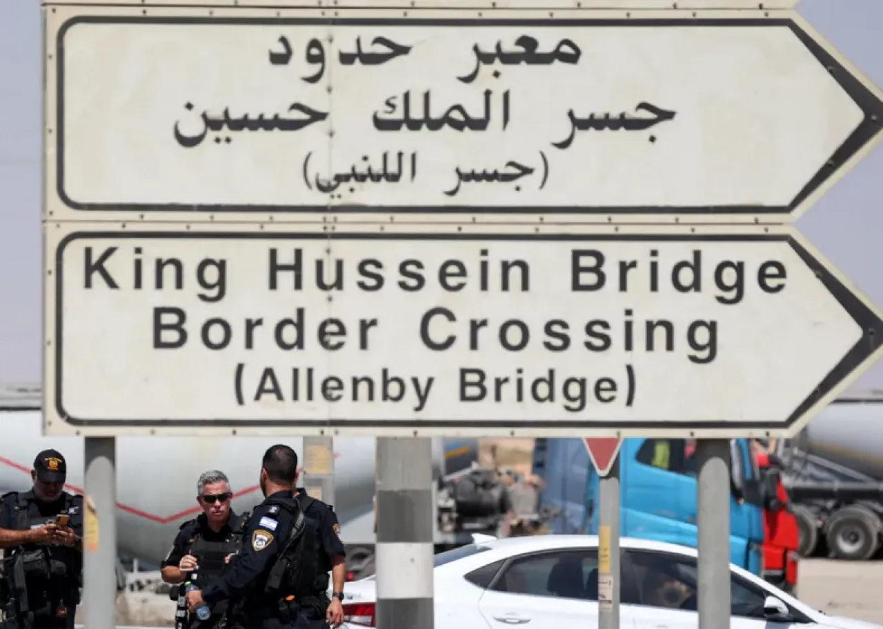 الإعلام العبري منفذو هجوم معبر الكرامة قدموا من الجانب الأردني  فيديو