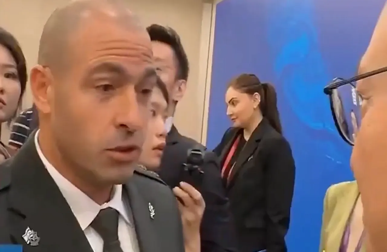 عميد جامعة صينية يوبخ ملحقا عسكريا اسرائيليا  فيديو