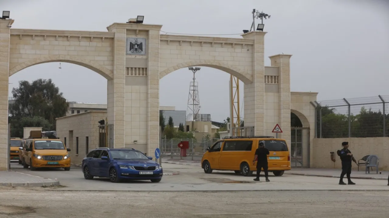 الاحتلال يغلق معبر الكرامة ويجبر الحافلات على العودة لأريحا