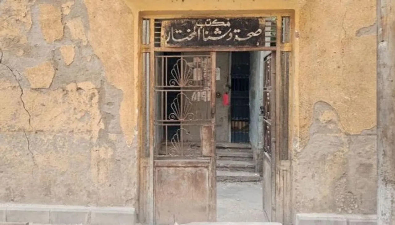 بطول 20 مترا الصدفة تكشف سردابا أثريا داخل مكتب صحة في مصر