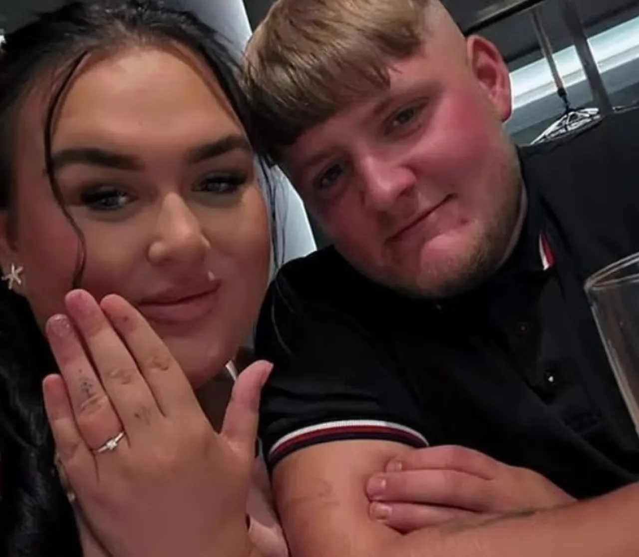 خاتم خطوبة يهدد إصبع شابة بـالبتر في حادثة صادمة