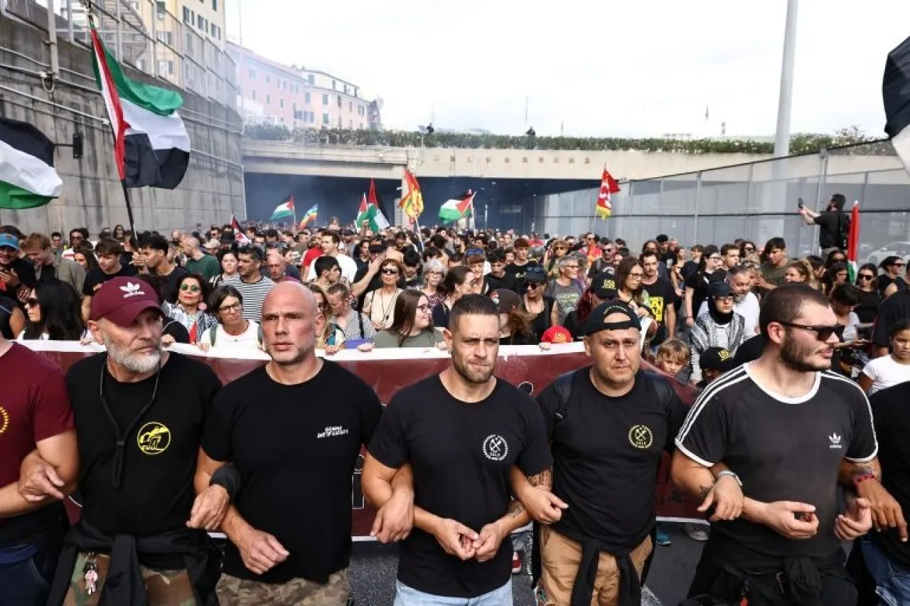 عمال ميناء جنوة الإيطالي يضربون عن العمل نصرة لغزة ولمنع شحنات الأسلحة إلى إسرائيل