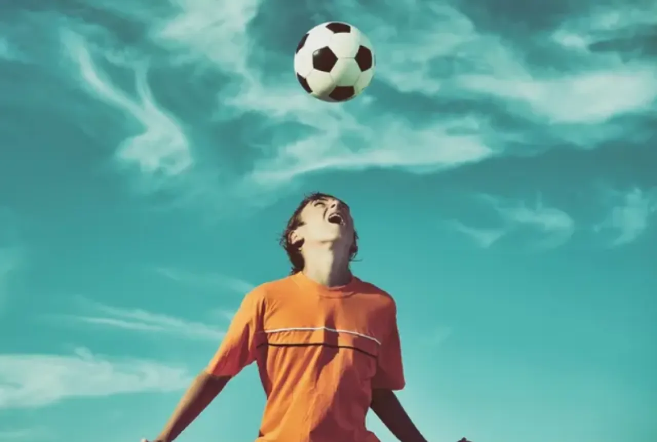 تحذير جديد من ضربات الرأس في كرة القدم