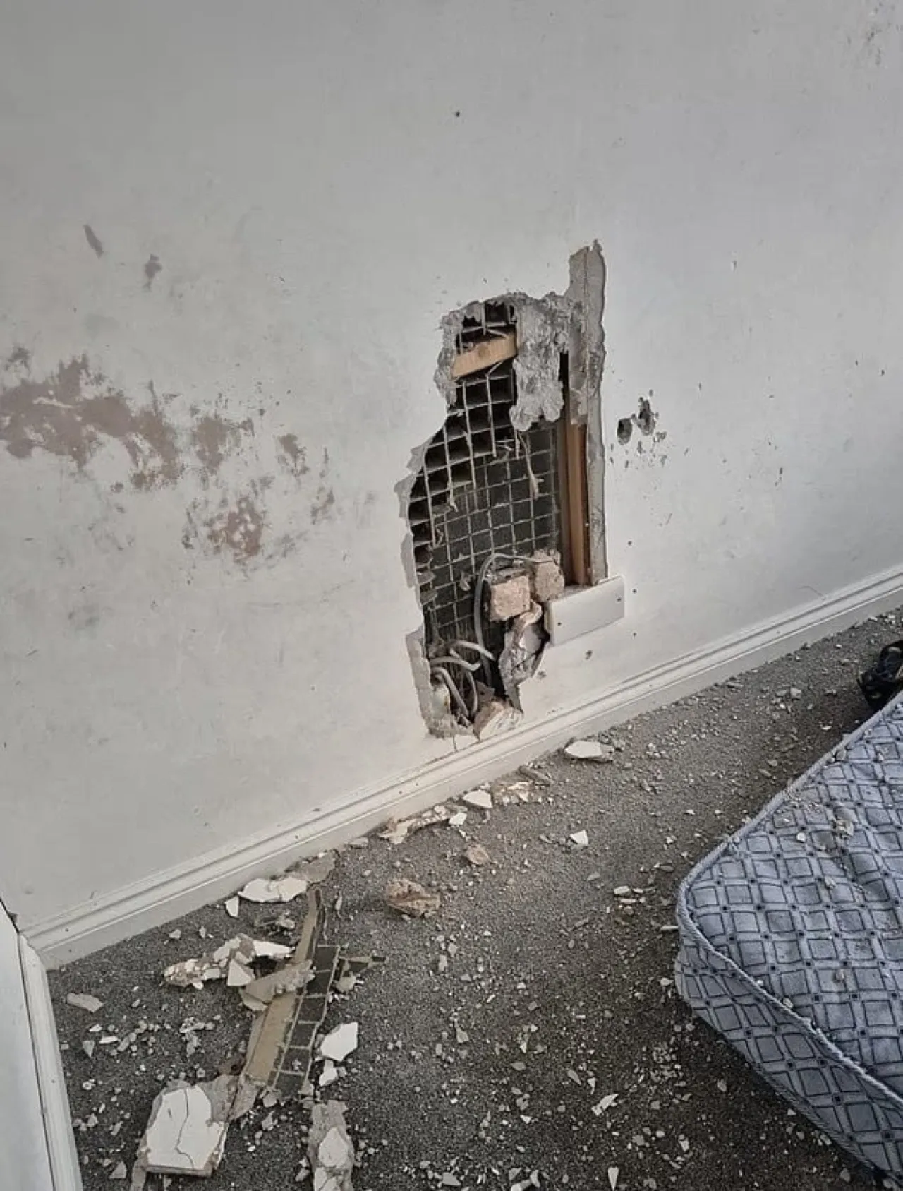 طفل يأكل الجدران والسجاد وعائلة تبحث عن حل  صور