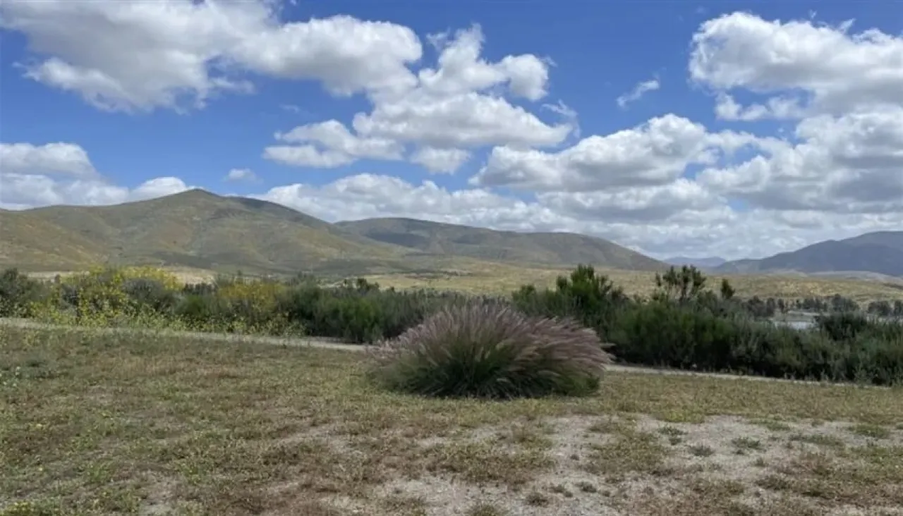 حادث مروع راكب دراجة يسقط من ارتفاع 50 قدماً ويظل معلقاً 6 ساعات