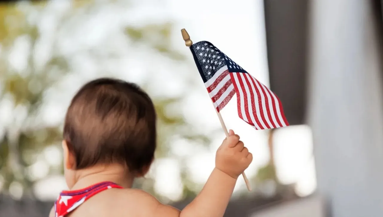 ترمب يطلب من المحكمة العليا البت في إنهاء حق المواطنة بالولادة