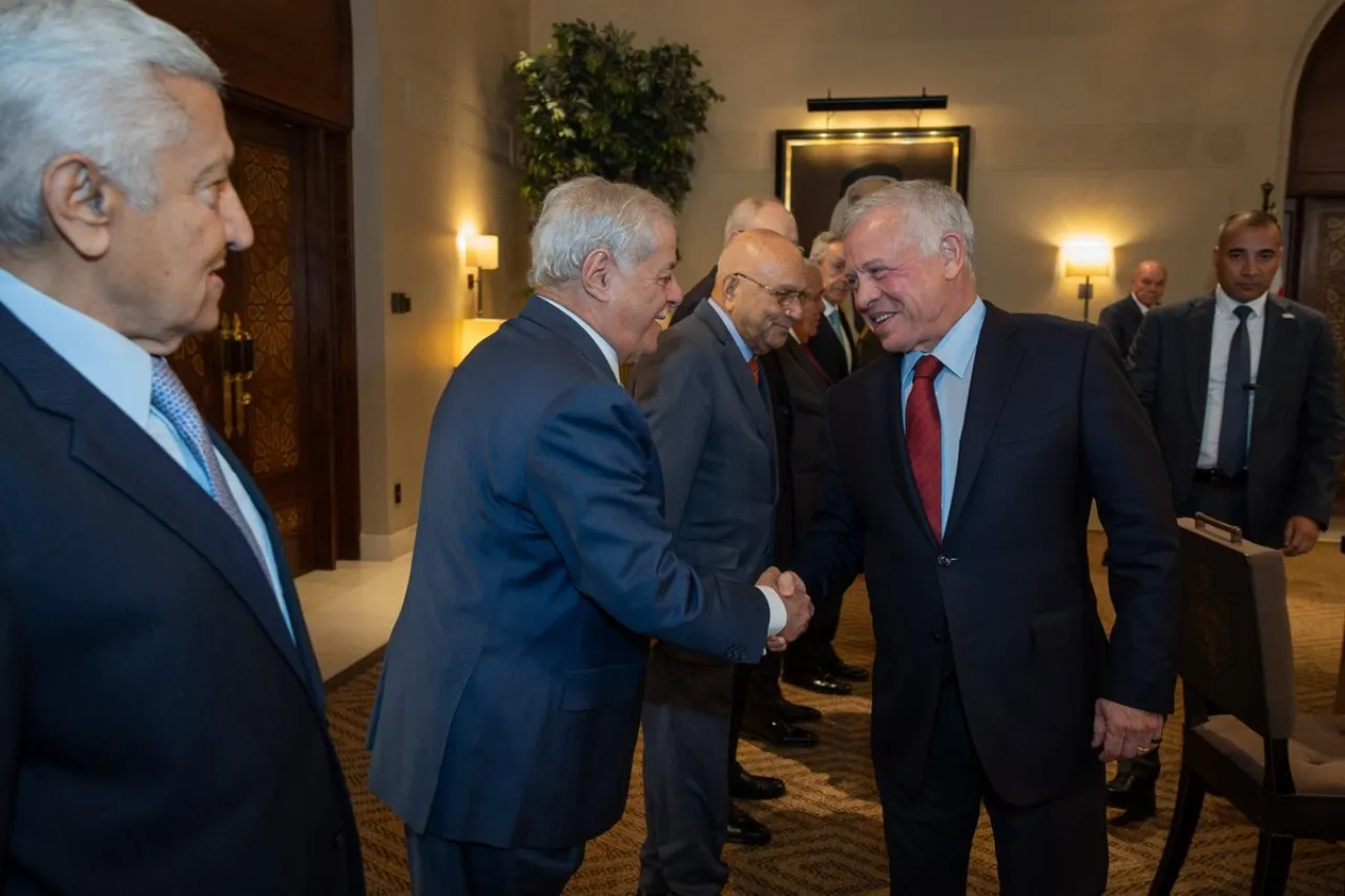 The King meets former Prime Ministers  Names