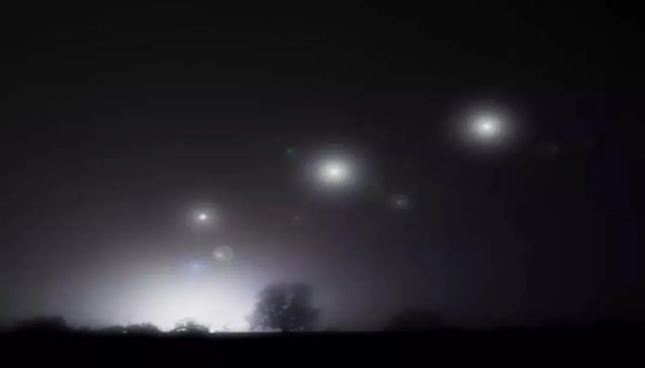 أجسام مضيئة غامضة في سماء بريطانيا تثير الجدل