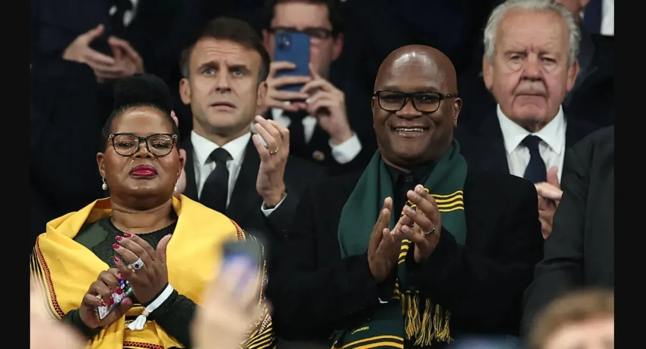 سفير جنوب أفريقيا لدى فرنسا نكوسيناثي إيمانويل مثيثوا يمين يظهر أمام الرئيس الفرنسي إيمانويل ماكرون