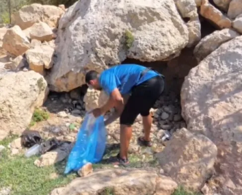 رحالة مغربي ينظف نبع مياه في عجلون - فيديو