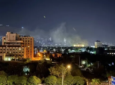 انفجارات عنيفة في دمشق وأنباء عن قصف إسرائيلي