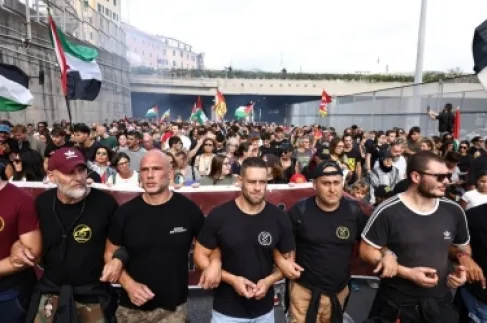 عمال ميناء جنوة الإيطالي يضربون عن العمل نصرة لغزة ولمنع شحنات الأسلحة إلى إسرائيل