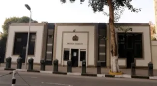 بريطانيا تغلق سفارتها في القاهرة مؤقتاً بعد إزالة السلطات المصرية الحواجز الأمنية من أمامها