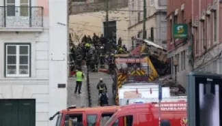 15 قتيلا وإصابة 18 آخرين بحادثة انقلاب قطار كهرابائي في لشبونة - فيديو