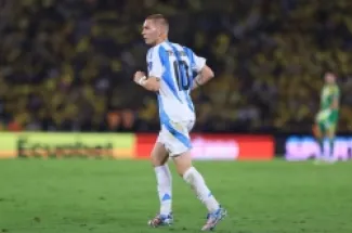 ماستانتونو أصبح أصغر لاعب في تاريخ المنتخب الأرجنتيني يرتدي القميص رقم 10