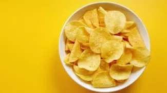 من زيادة الوزن إلى السكري .. ما يفعله تناول «شيبس البطاطا» بجسمك