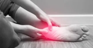 آلام الكعب .. أسباب شائعة وخطيرة وراء وكيفية التعامل معها