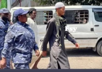 مغني الراب أنريثي محمد سعيد، المعروف فنيا باسم تيتي لو فورب أثناء توجهه للمحاكمة