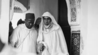 السلطان محمد بن عرفة (اليمين) في صورة تعود لعام 1954