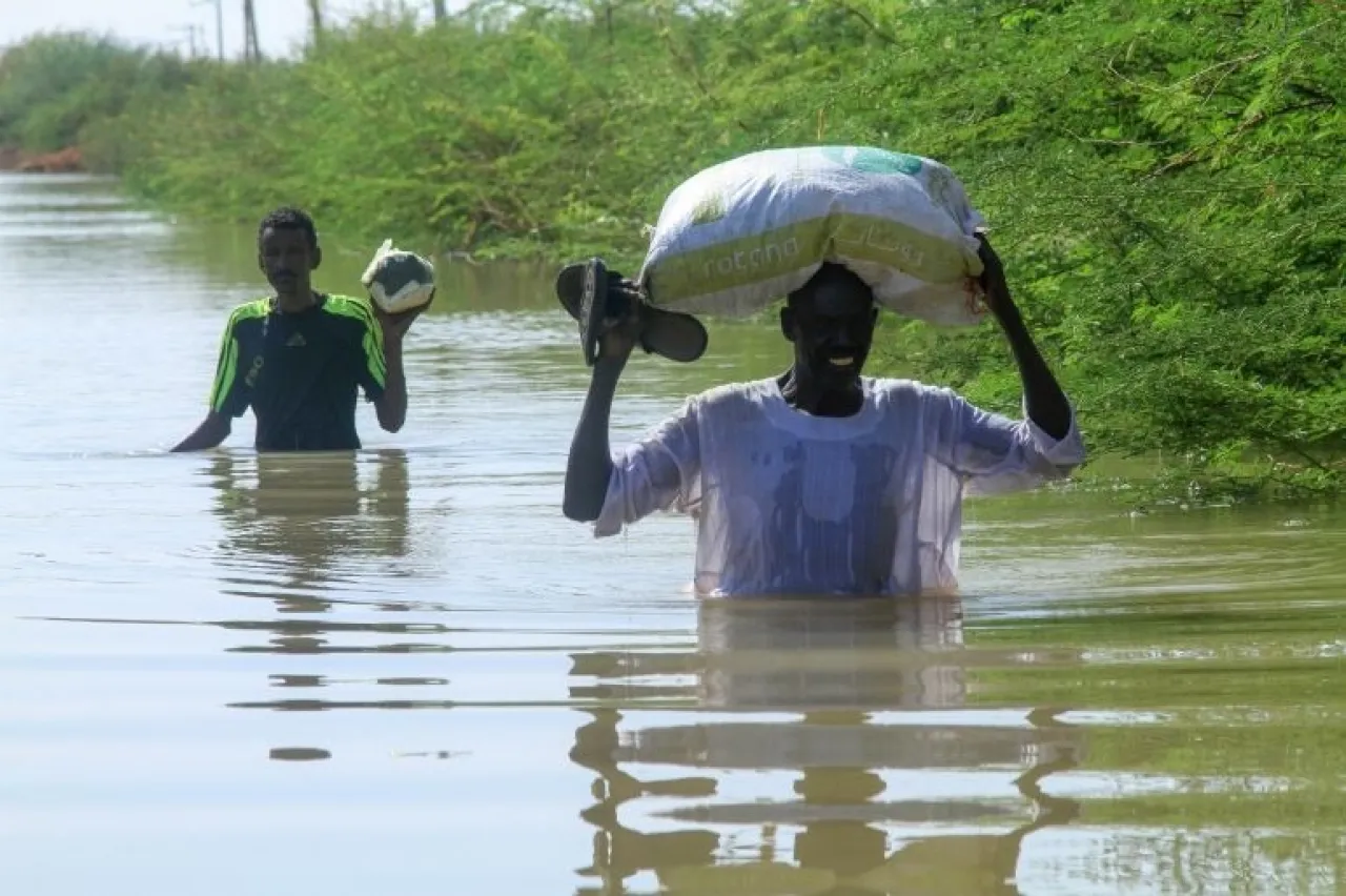 نزوح عشرات الأسر جراء الفيضانات جنوبي الخرطوم