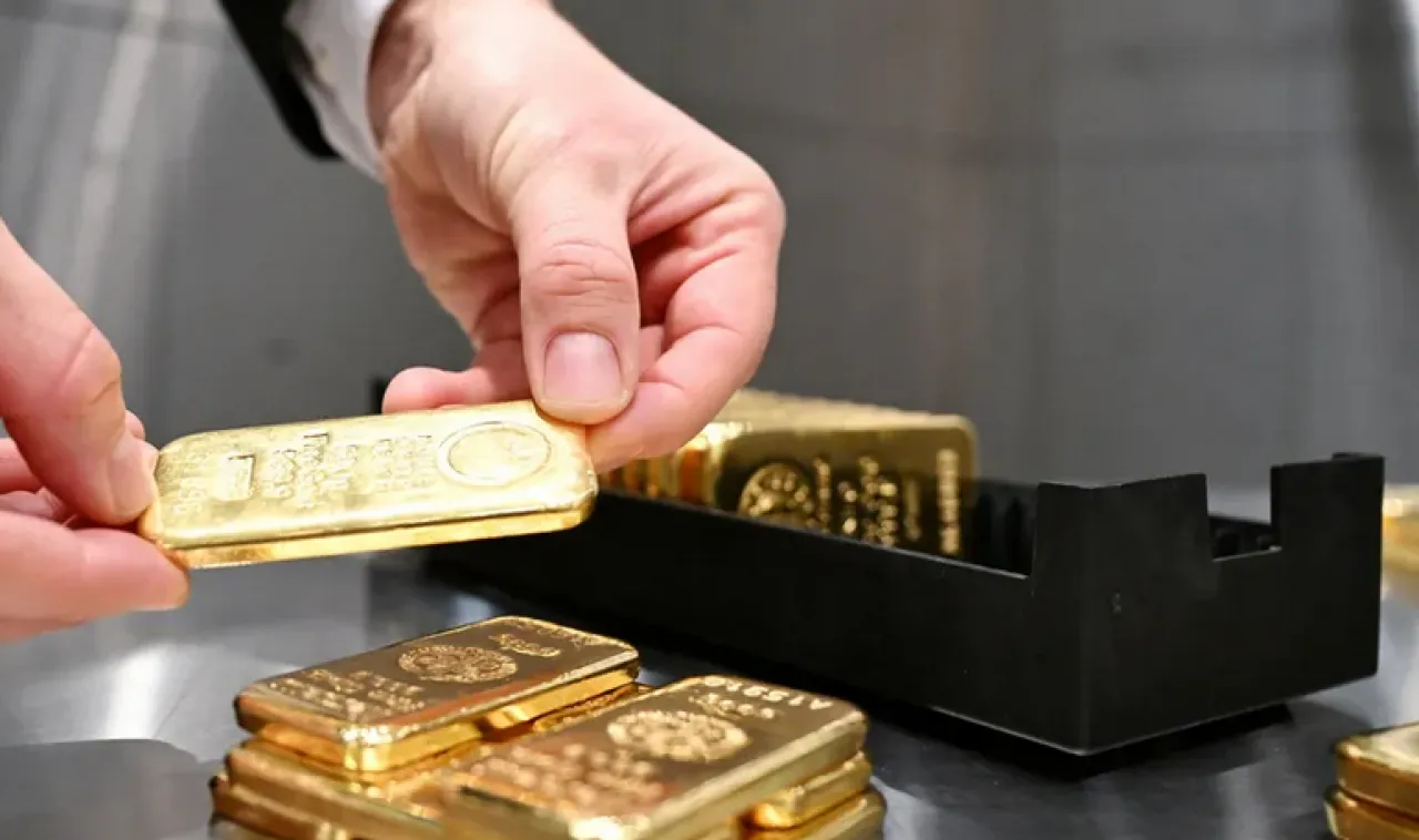 Gold heads for gains for the seventh week supported by interest rate cut expectations