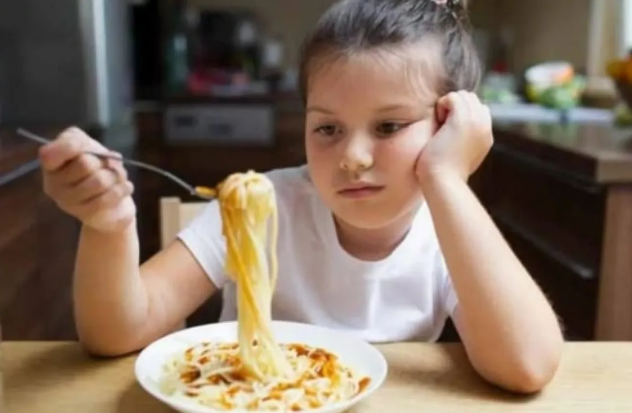 الإفراط في تناول الطعام علامة على مشاكل نفسية مبكرة لدى الفتيات