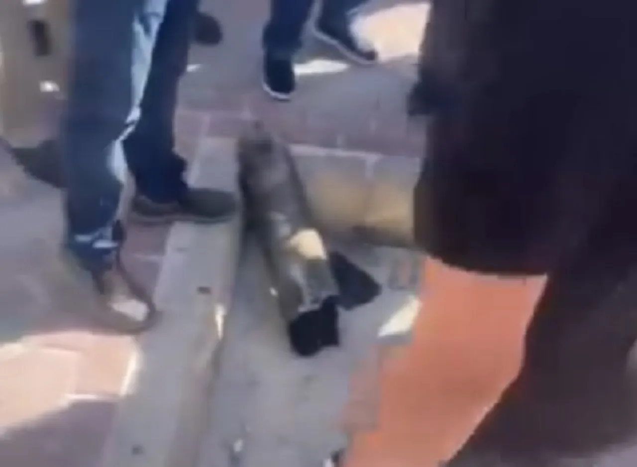 بالفيديو  سقوط شظايا اجسام طائرة على العقبة