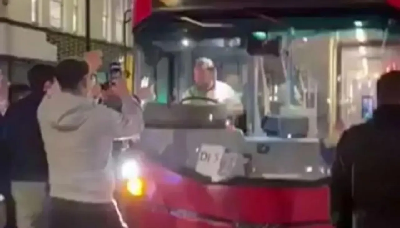 بالفيديو  طرد سائق حافلة من عمله بسبب قميص ليفربول